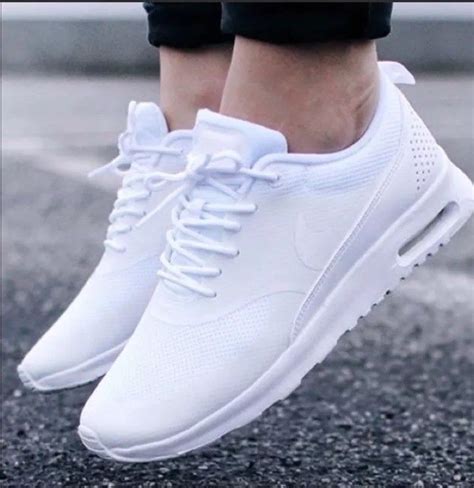 white nike sneaker for ladies